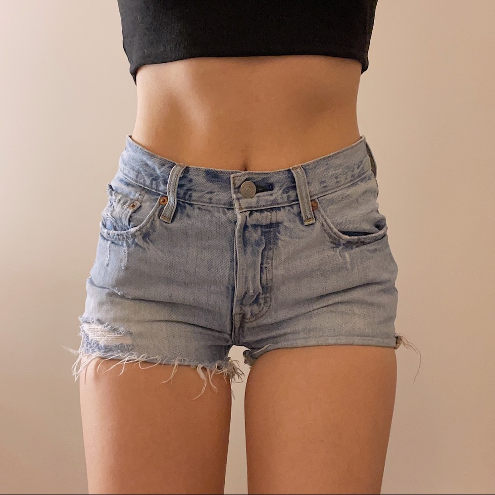 levi’s 501 light wash cutoff jean shorts